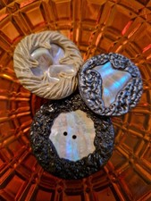 3 boutons anciens resine de 31 à 40 mm collection mercerie