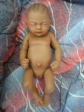 POUPEE NOUVEAU NE NOIR  DE 25 CM  SEXUEE FILLE STYLE REBORN NUMEROTE