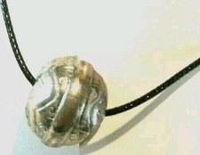 Collier Grosse Perle métal C.Argent Gravé Rosace,S.Nickel,cordon noir,ferm régl.