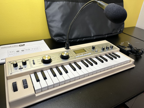 Synthétiseur beige limité