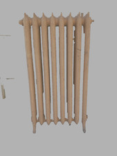 Radiateurs Ancien Fleuri  à ailettes en Fonte de fer huit lames . XX siècle .