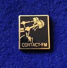 RARE PINS RADIO CONTACT FM  MÉDIA