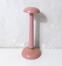 ancien porte coiffe / chapeau en bois peint rose couture mercerie vintage