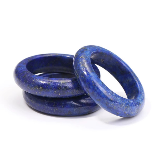 Une bague lapis - une,