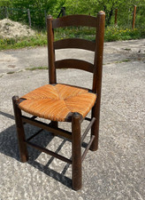 Chaise enfant rustique en état correct en bois massif et son paillage