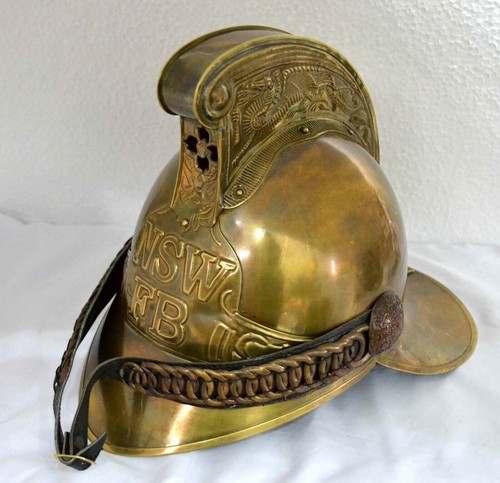Ancien casque pompier - ancien, en