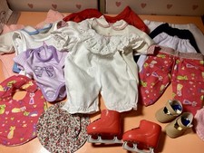 Gros Lot De Vêtements Et Chaussures Pour Poupées , Robes, Pantalons…..