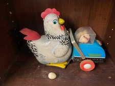 JOUET ANCIEN EN TOLE POULE ET SES POUSSINS DANS UN LANDAU AVEC OEUF