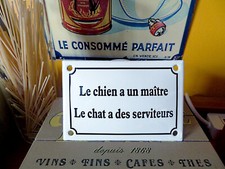 Plaque émaillée bombée LE CHIEN A UN MAITRE LE CHAT A DES SERVITEURS   10X15