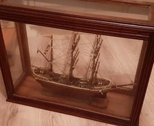 Maquette ancienne voilier bois 'l'endurance?' dans sa vitrine..mi 20s.