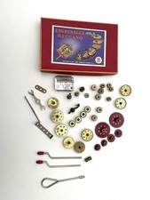 lot Meccano   engrenages poulies pignons roues bagues manivelles Au Bon Marché