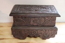 Ancienne Boite  coffre a Bijoux en Bois Sculpté monté sur roulettes 