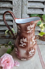 ANCIEN BROC PICHET EMAILLE DECOR DE FLEURS MARRON