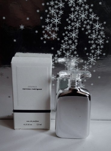 Miniature parfum essence - parfum, "essence"