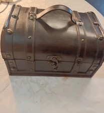 Coffre ancien décoratif en bois et simili cuir – boîte de rangement style pirate