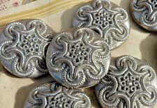 ANCIEN BOUTON en VERRE PRESSÉ MOULÉ ARGENTÉ façon broderie cannetille vers 1900