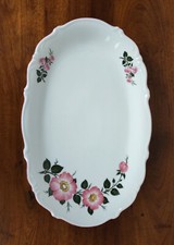 Joli plat en céramique blanc décor floral rose et vert déco de table signé Winte