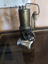 ancienne machine a vapeur verticale en laiton et métal 