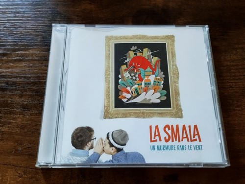 Smala murmure dans - un, le