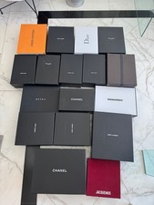 Lot de boîtes et sacs de créateur de luxe différentes tailles