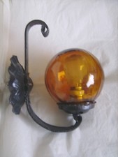 Belle applique murale vintage en fer noir martelé avec globe jaune à facettes