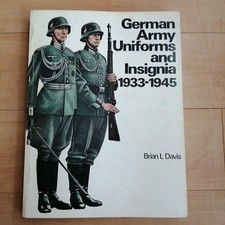 Uniformes et insignes de