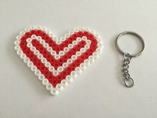 COEUR ROUGE ET BLANC PORTE CLE PERLE A REPASSER HAMA DECORATION PIXEL ART