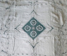 Dessus de lit brodé et