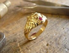 Bague or 9 KT tête de lion Simba avec rubis dans la gueule 