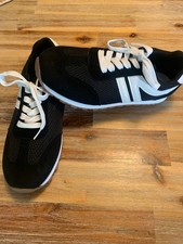 basket noire et blanche neuve taille 40 noté 41 mais taille petit