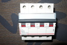 DISJONCTEUR TETRAPOLAIRE 4POLES 25A COURBE B, 25AMPERES LEGRAND 407597 PC.10KA.