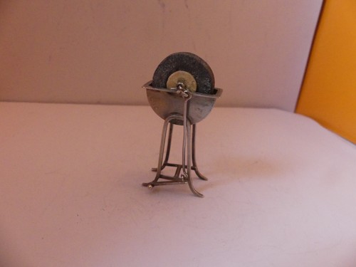 Miniature meule sur - meule, pied
