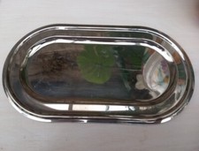 Petit plateau ovale en métal argenté mesurant 29 cm X 16 cm