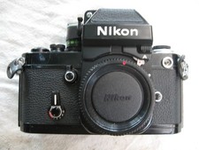 Nikon F2 A noir bon état avec bouchon de boitier et protections latérales cuir 