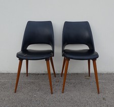 2 chaises en skaï noir pieds compas Louis Paolozzi