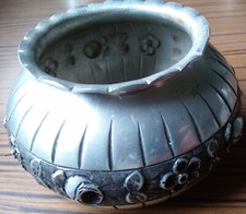 POT A FLEUR OU VASE METAL REPOUSSE	