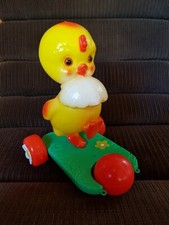 ANCIEN JOUET POUSSIN A TIRER SUR ROULETTES PLASTIQUE 