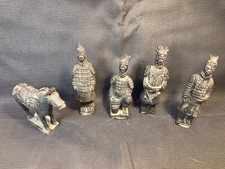 Lot 5 petites statuettes de