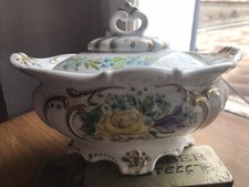 SOUPIÈRE EN PORCELAINE DÉCOR FLEURI PEINT MAIN SIGNÉE SCHREIBER