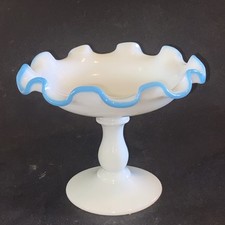 Belle coupe baguier opaline Blanche XIXéme Napoléon III Baccarat ? Corolle Bleue