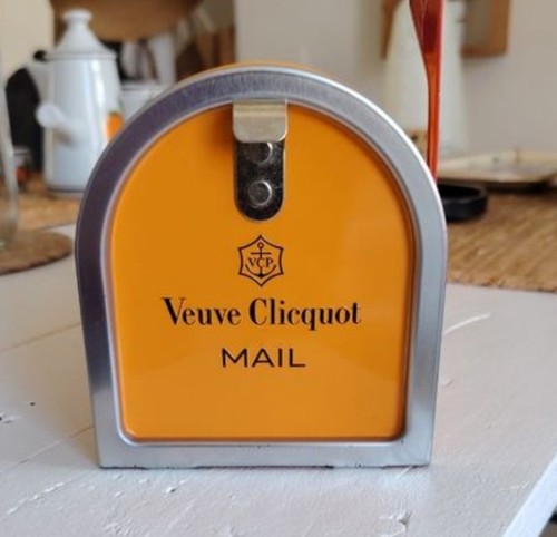Boite mail veuve - veuve, clicquot