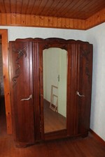 armoire 3 portes dont 2 bois sculpté et une miroir