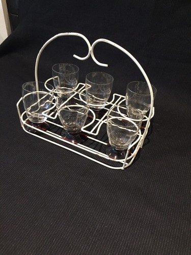 Verres anciens dans - dans, panier
