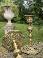 Remarquable Paire De Bougeoirs En Bronze Ajouré & Royaliste Fleur De Lys 19 Eme