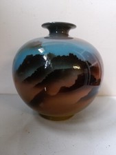 Original vase boule d'origine asiatique, a decor de paysage signé sous la base