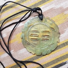 Pendentif médaillon JADE vert sculpté pierre porte bonheur Logo traditionnel