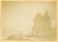 France, Bretagne, Normandie, vue sur une maison, bord de mer, à identifier  Vint