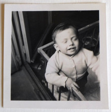 Enfant parc jeu, prise en plongée, format carré - Photo vintage snapshot