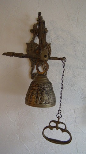 Petite cloche porte en - de,