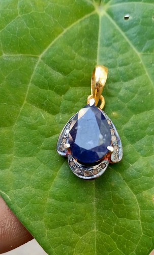 Beau pendentif solitaire
